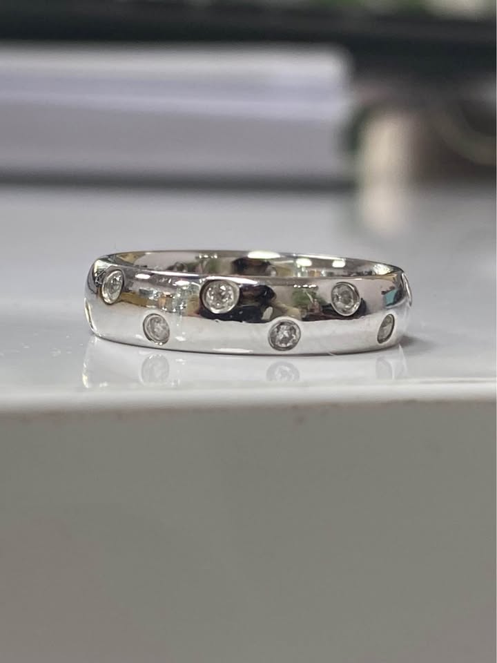 9ct white gold multi-diamond ring - Sakakini Jewellers Horsham