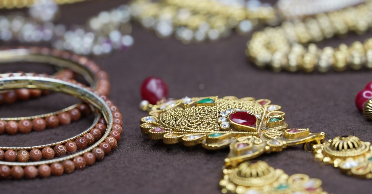 Selling gold jewellery in Horsham at Sakakini